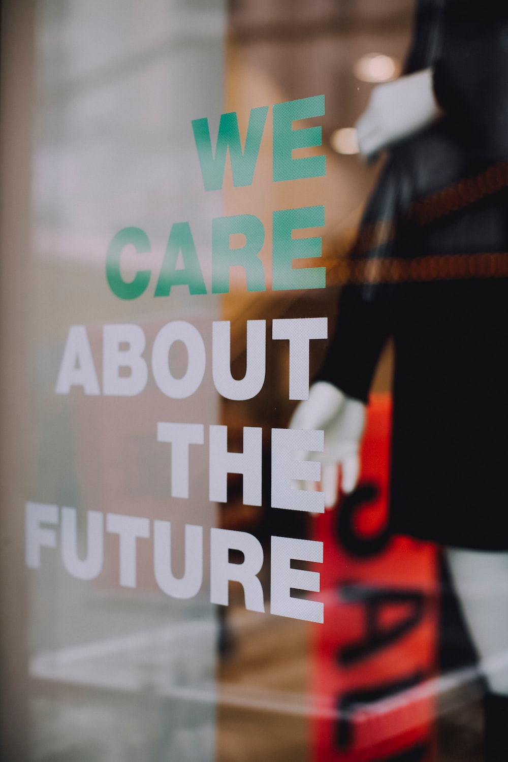 Placa com os dizeres em inglês "We Care about the Future", "Nós nos preocupamos com o futuro"
